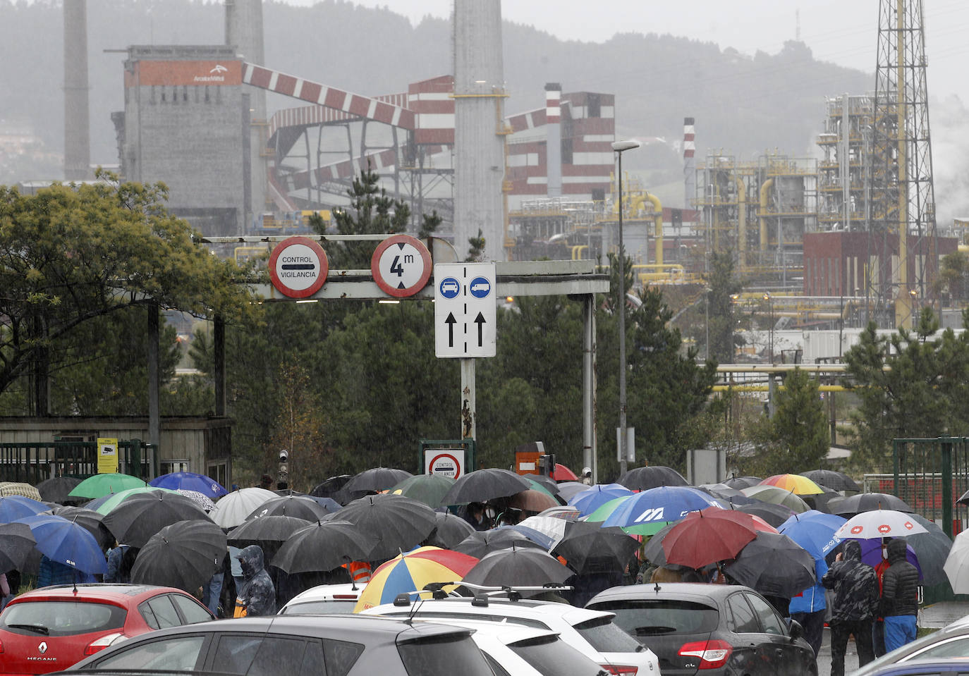 Los trabajadores reunidos hoy en Sotiello han aprobado mantener las concentraciones, de 13 a 15 horas lunes y martes, y el miércoles desplazarse tanto a Veriña como Sotiello, de 7 a 9 horas, y mostrar así sus discrepancias a los directivos. 