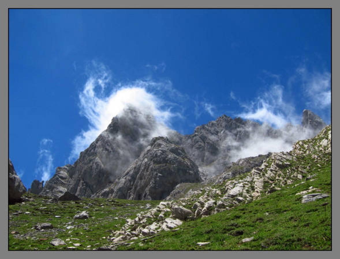 Toda la ascensión por esta imponente cresta de caliza dividida en tres cumbres y ubicada en el Macizo de las Ubiñas, se realiza por el consejo de Lena a excepción de los últimos metros hasta las cumbres los cuales nos llevarán por la parte leonesa. La subida a los dos primeros Castillines (de 2.252 m y 2.299 m consecutivamente) no tiene una excesiva dificultad, pero aún así no está exenta de peligros por los cortados, los sitios más expuestos y las trepadas que podamos encontrarnos durante la ascensión. ¿La recompensa tras esa segunda costosa subida? La cumbre del segundo Castillín nos brindará una amplia y bonita vista a las cumbres cercanas, una de ellas la cima de Peña Ubiña y también de la Puerta del Arco. En cuanto al tercer Castillín (2.304 m), este está reservado para los escaladores, así que mejor no aventurarse sin guía o alguien que conozca bien el terreno.