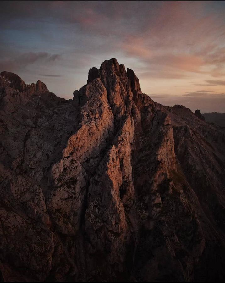 Ubicada en el Macizo Central de Picos de Europa, la Torre del Friero con sus 2.448 metros de altura, es una de esas cimas bellas de Picos a la que parece imposible acceder desde lo lejos y por esas grandes paredes verticales que la defienden, pero la realidad es que su cumbre es probablemente una de las más visitadas del cordal de las peñas Cifuentes. Aún así, la subida exige trepadas no aptas para principiantes o para los que tengan vértigo. En su cara Norte encontramos además una de las ascensiones en nieve más famosas de Picos de Europa: El Corredor Norte del Friero. Las espectaculares panorámicas desde la cumbre con vistas a Peña Santa de Castilla, el Macizo de la Bermeja, La Torre del Llambrión o la Torre de la Palanca, que la encontraremos justo en frente, son un auténtico espectáculo. 