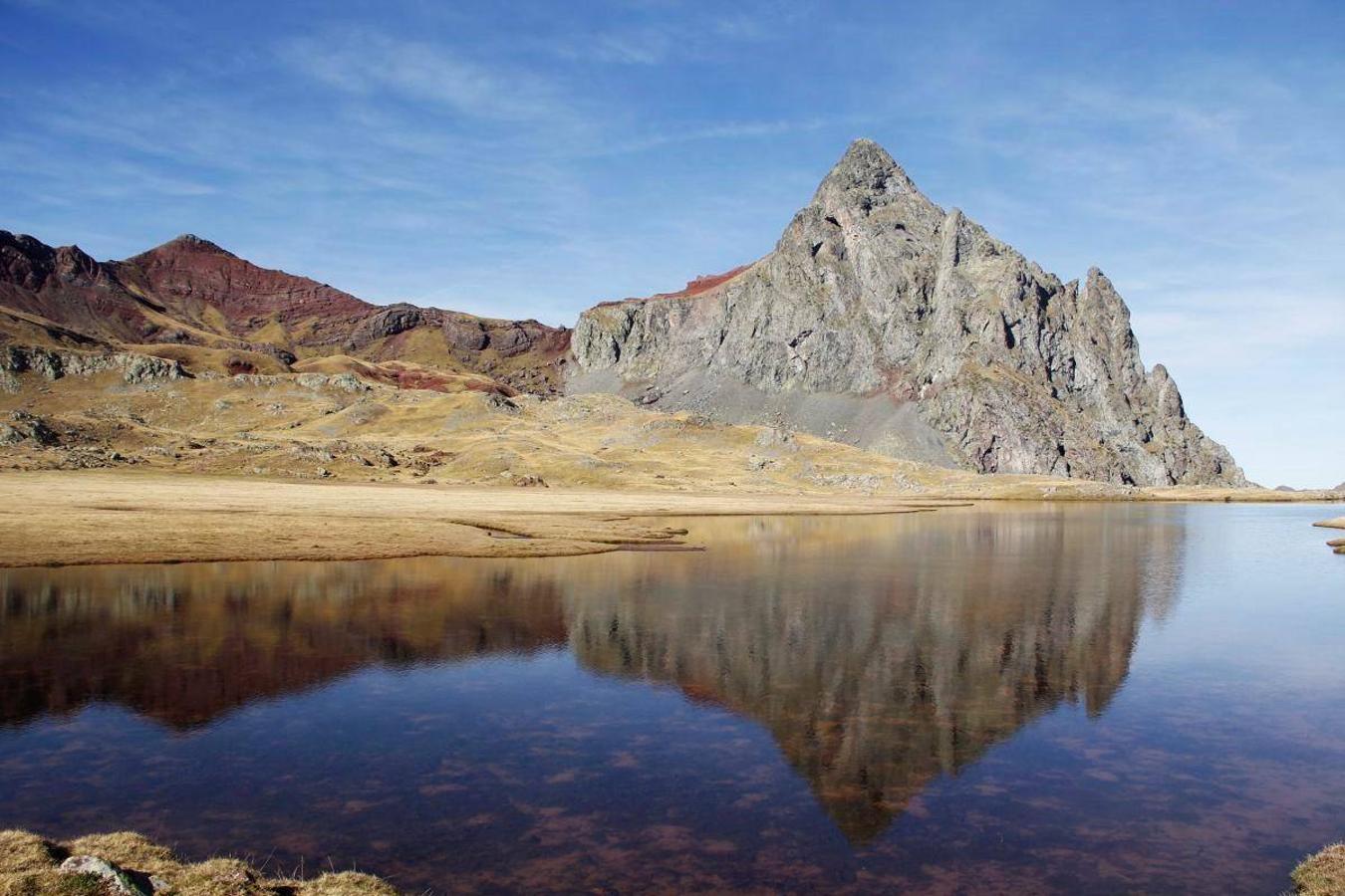 El Anayet lejos de ser una montaña más, se trata de los restos de un volcán pirenaico situado al norte de Aragón y casi en la frontera con Francia. Se trata en concreto, de los restos de un volcán escondido en las montañas, que sufrió un derrumbamiento y del cual solo se conserva lo que quedó de su chimenea. Con una altitud de 2.545 metros, la subida al Pico Anayet tiene cierta dificultad y sus más de 1.000 m de desnivel solo son aptos para los amantes de la montaña. En cuanto a la aproximación hasta los pies de este pico y al precioso entorno de ibones que lo rodea, esa es una ruta mucho más asequible y de espectacular belleza.