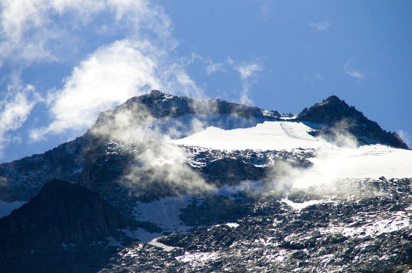 45.700 hashtags. Con sus 3.404 metros de altura, el Aneto es el pico más alto de los Pirineos y en su cara norte podemos encontrar el mayor glaciar de esta famosa cordillera que separa España de Francia. Miles de montañeros visitan cada año esta cima, situada en el valle de Benasque dentro del Parque Natural Posets-Maladeta, que está formada por terrenos paleozoicos de naturaleza granítica y materiales mesozoicos.