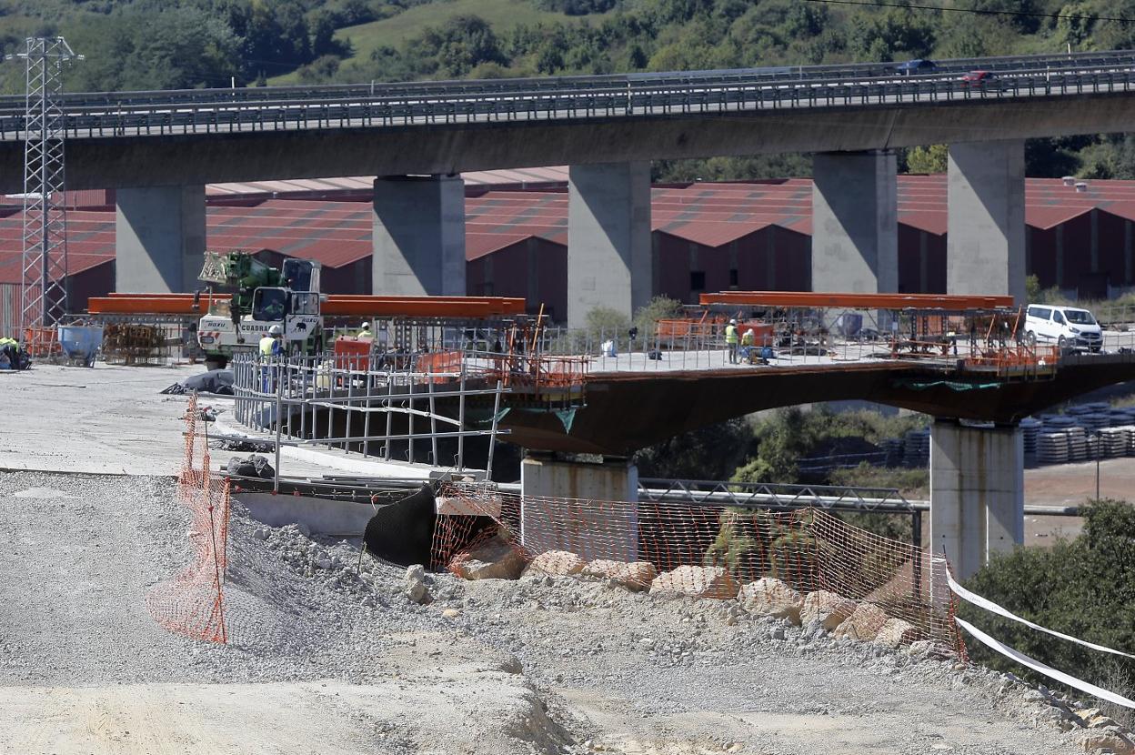 Obras de la nueva carretera entre la Zona de Actividades Logísticas e Industriales y La Peñona. 