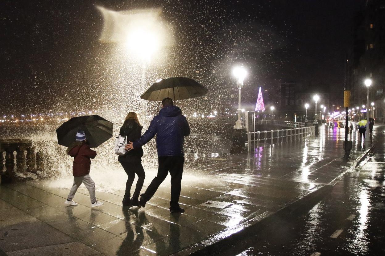 La intensidad del oleaje sorprendió a algunos de los que se acercaron a pasear por ell Muro ayer por la tarde. 
