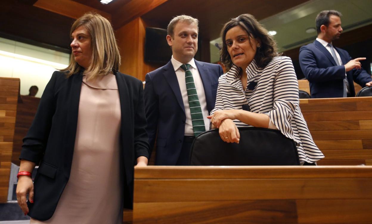 La socialista Gimena Llamedo, junto a los populares Pablo Álvarez-Pire y Beatriz Polledo. 