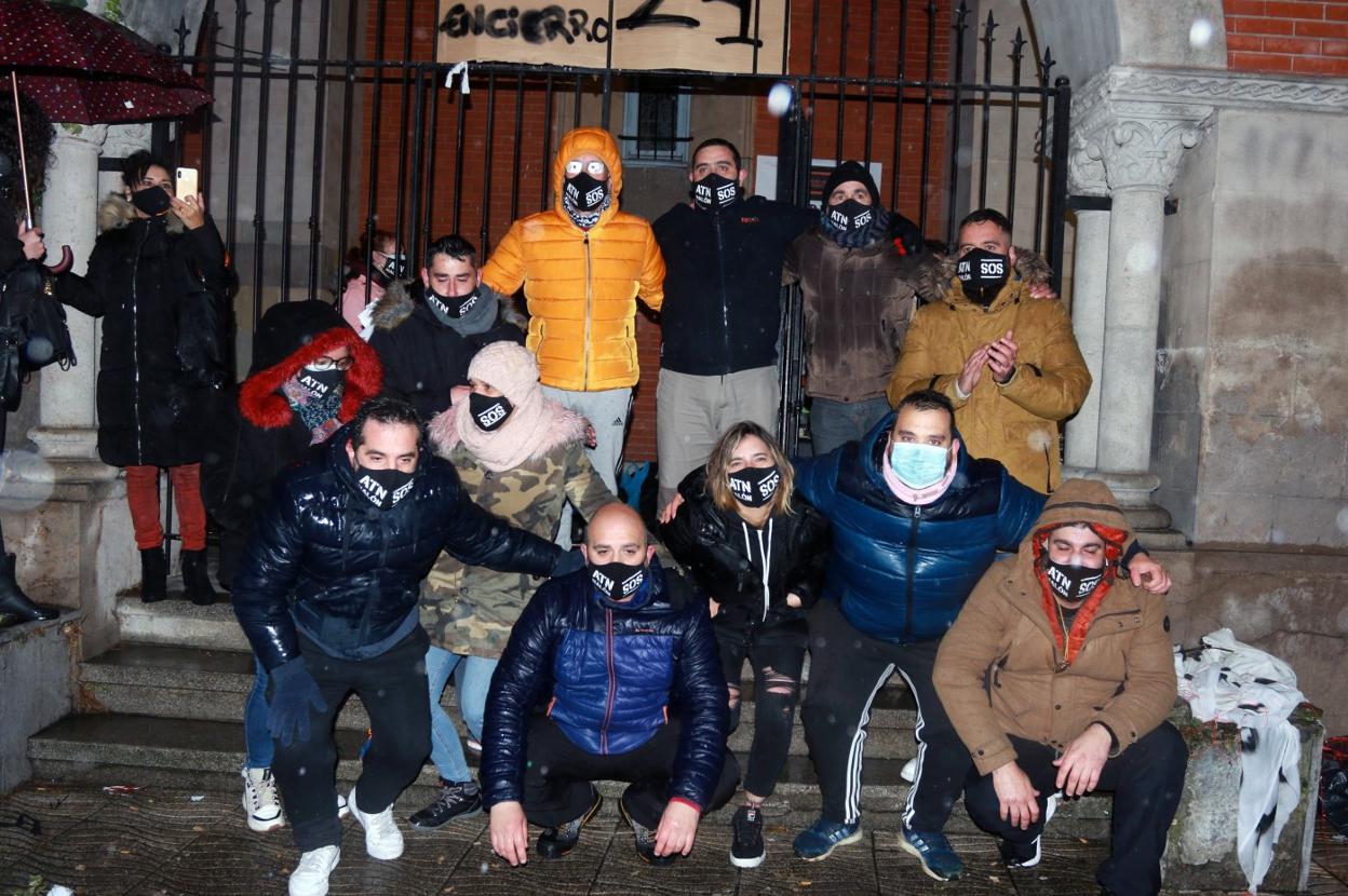 Los encerrados de La Felguera, los últimos en salir en la tarde de ayer. 