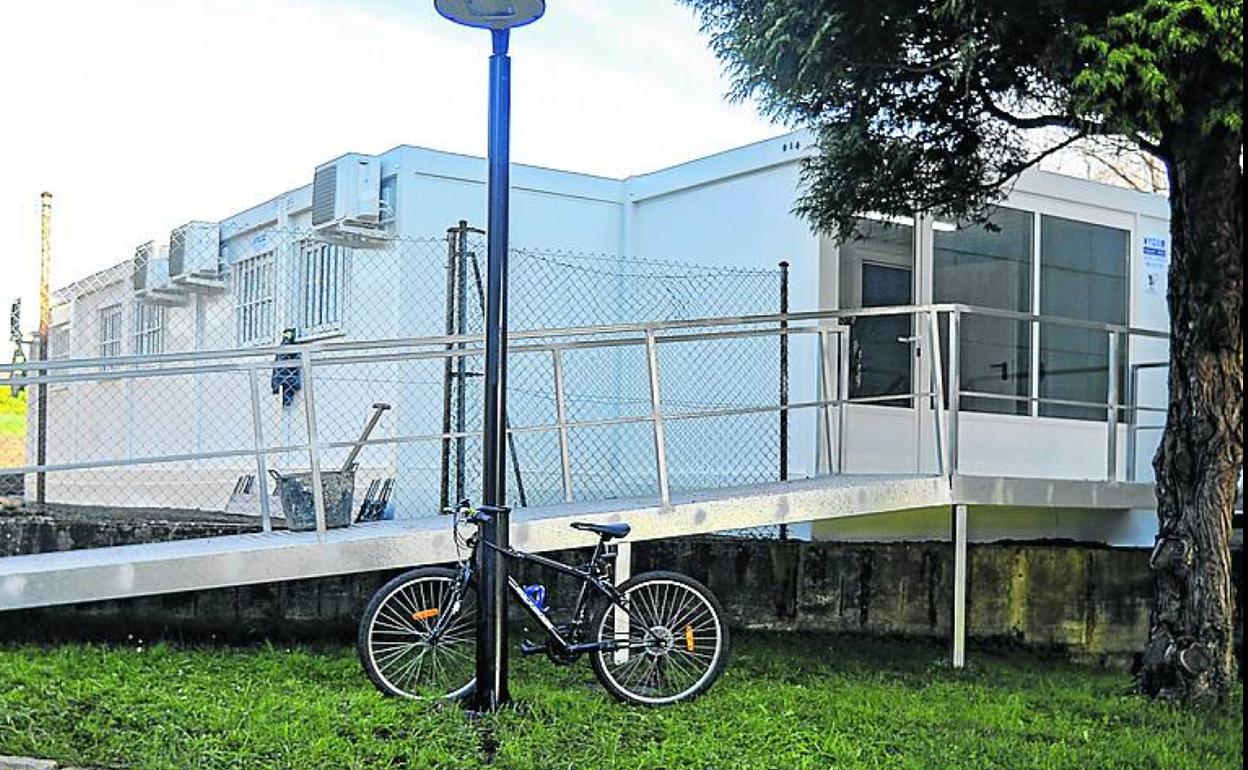 Módulos prefabricados que albergan despachos.