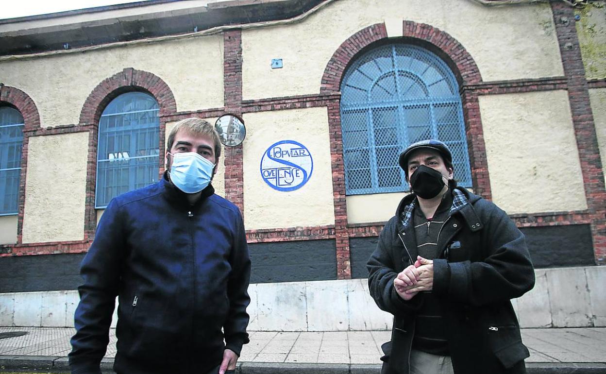 Daniel Ripa e Ignacio Fernández del Páramo ante la nave de la Popular Ovetense.