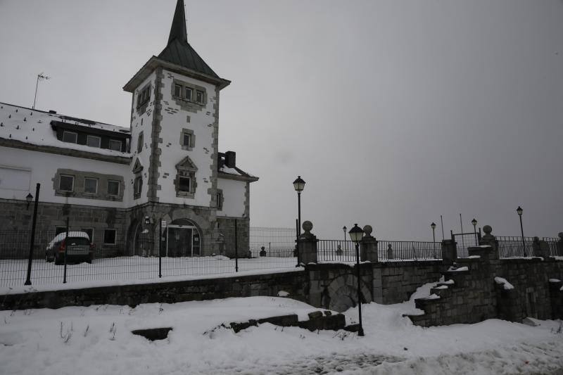 El temporal de lluvia, nieve, viento y olas ha seguido presente este lunes en el Principado