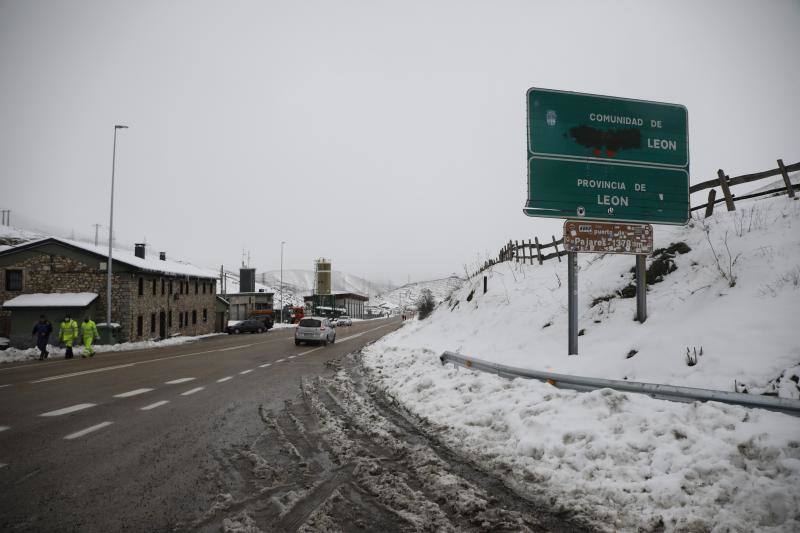 El temporal de lluvia, nieve, viento y olas ha seguido presente este lunes en el Principado