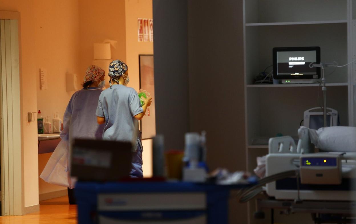Personal sanitario en el interior de la UCI habilitada en el gimnasio de rehabilitación del HUCA. 