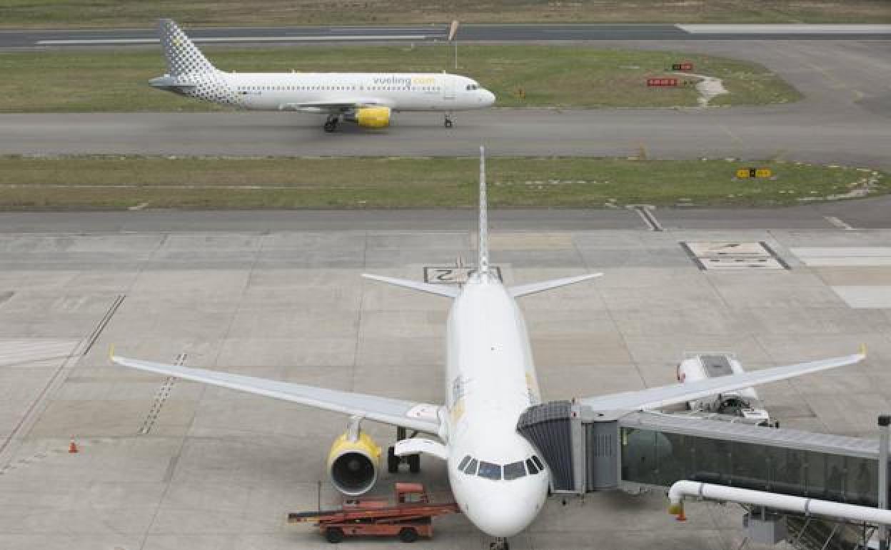 Un rayo inutiliza el aeropuerto de Asturias