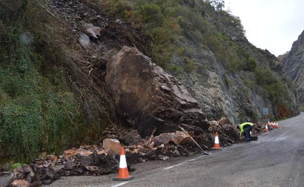 Argayo que cortó al tráfico el Corredor del Narcea a la altura de Arbodas, en Salas.