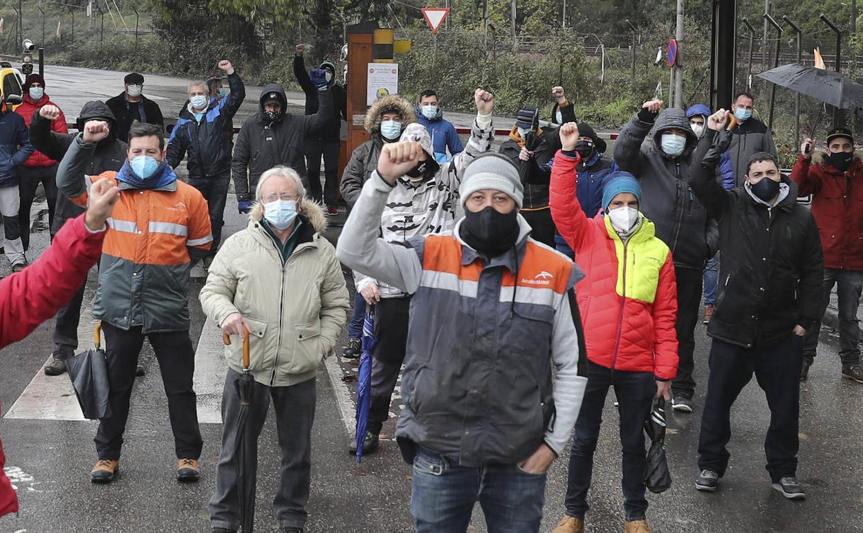 Protesta de los trabajadores de Arcelor a la entrada de Veriña.