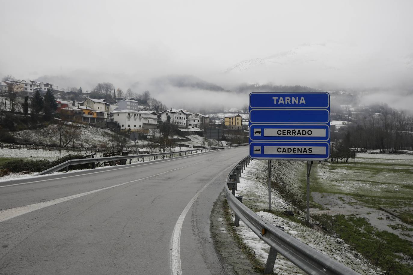 El paso de las borrascas 'Dora' y 'Ernest' ha dejado una situación «realmente complicada» en las carreteras de Asturias, en palabras del consejero de Cohesión Territorial, Alejandro Calvo. La nieve y, sobre todo, los desprendimientos y crecidas de ríos han obligado a movilizar efectivos para evitar la incomunicación de los pueblos más afectados