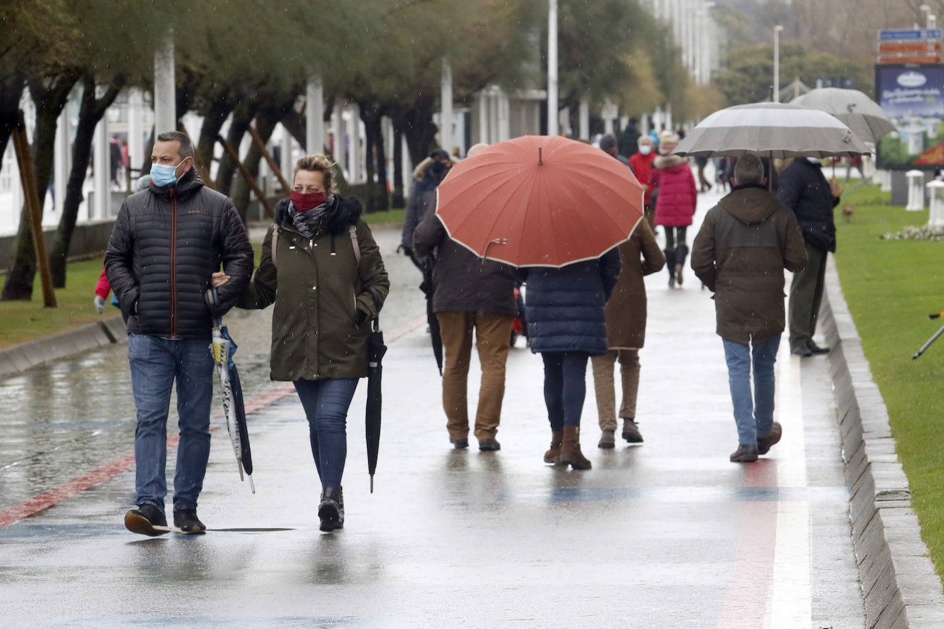 El paso de las borrascas 'Dora' y 'Ernest' ha dejado una situación «realmente complicada» en las carreteras de Asturias, en palabras del consejero de Cohesión Territorial, Alejandro Calvo. La nieve y, sobre todo, los desprendimientos y crecidas de ríos han obligado a movilizar efectivos para evitar la incomunicación de los pueblos más afectados