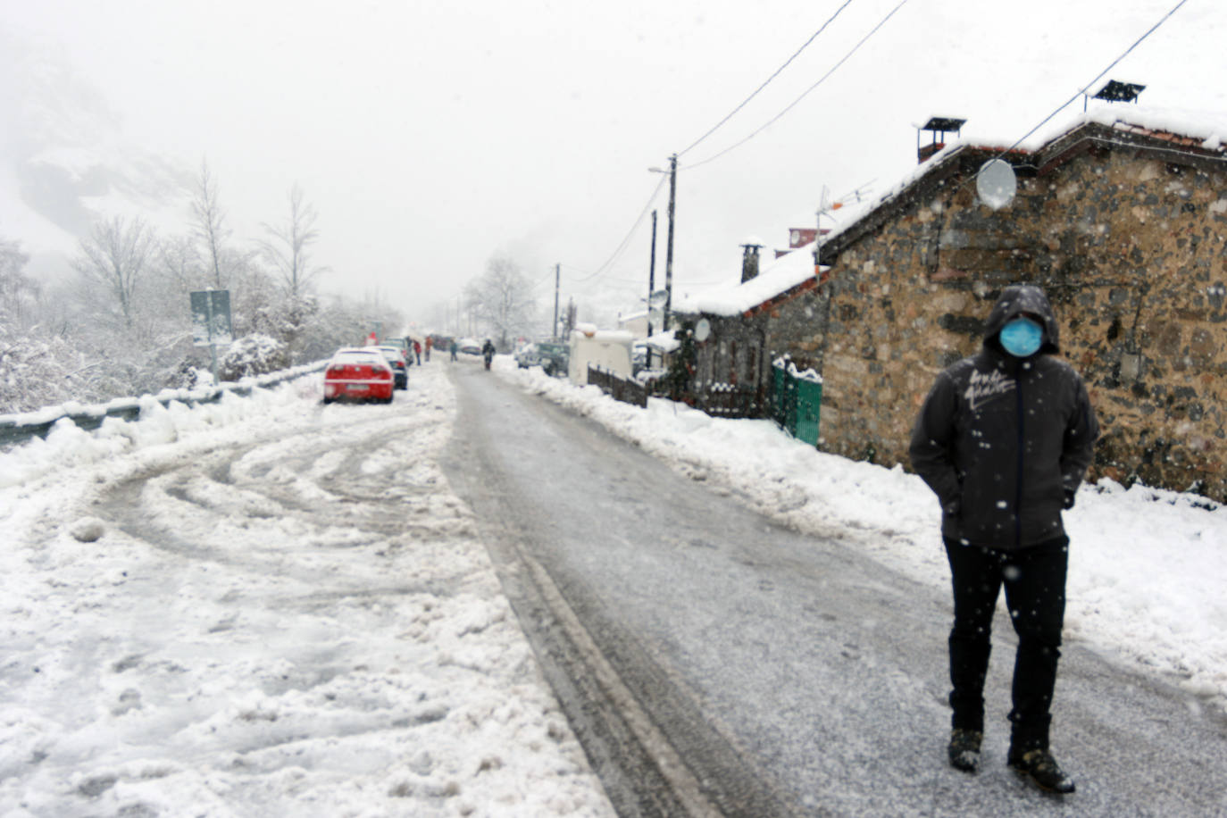 El paso de las borrascas 'Dora' y 'Ernest' ha dejado una situación «realmente complicada» en las carreteras de Asturias, en palabras del consejero de Cohesión Territorial, Alejandro Calvo. La nieve y, sobre todo, los desprendimientos y crecidas de ríos han obligado a movilizar efectivos para evitar la incomunicación de los pueblos más afectados