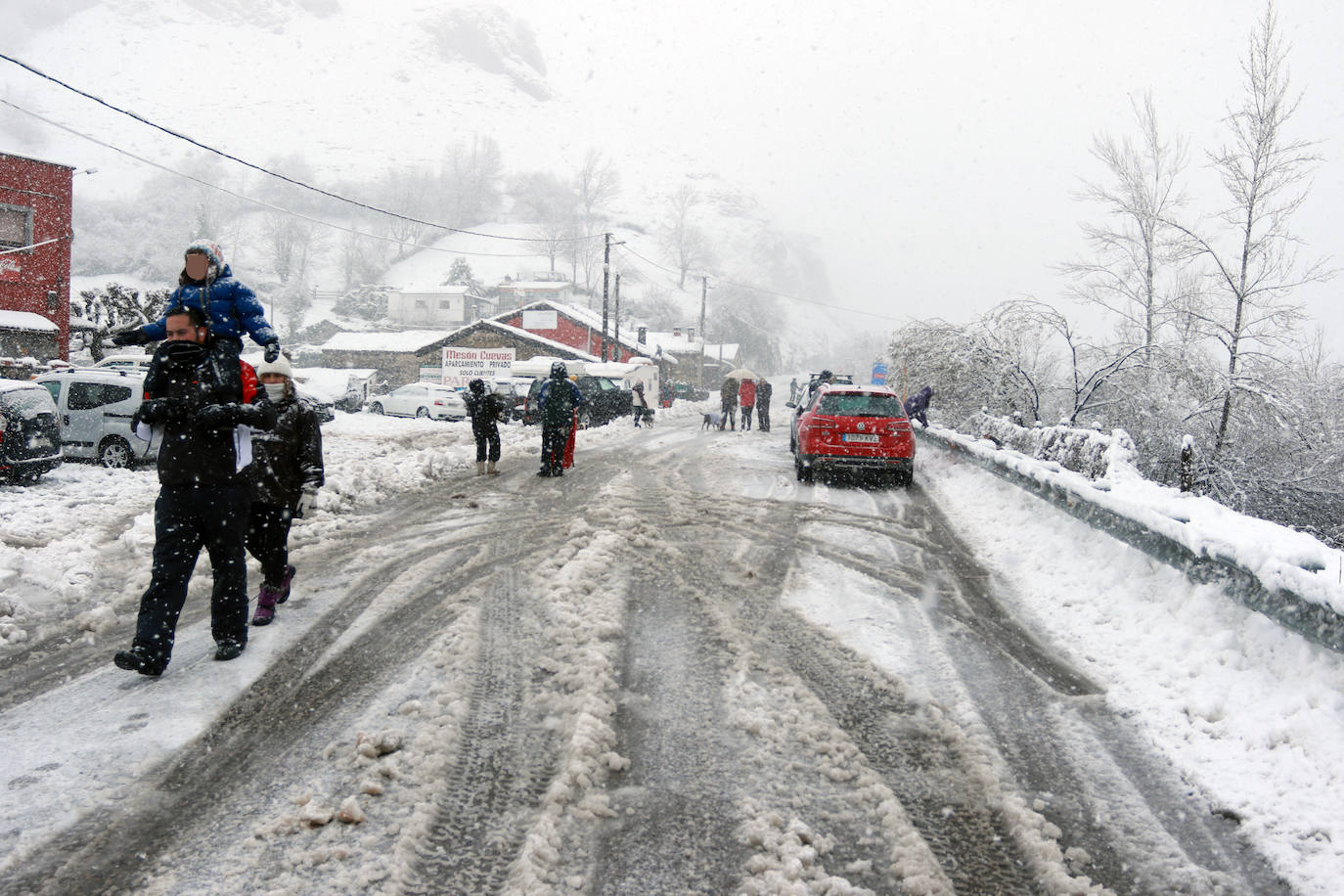 El paso de las borrascas 'Dora' y 'Ernest' ha dejado una situación «realmente complicada» en las carreteras de Asturias, en palabras del consejero de Cohesión Territorial, Alejandro Calvo. La nieve y, sobre todo, los desprendimientos y crecidas de ríos han obligado a movilizar efectivos para evitar la incomunicación de los pueblos más afectados