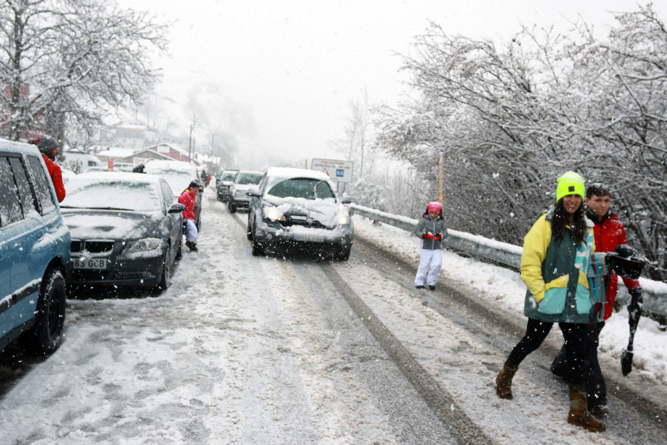 El paso de las borrascas 'Dora' y 'Ernest' ha dejado una situación «realmente complicada» en las carreteras de Asturias, en palabras del consejero de Cohesión Territorial, Alejandro Calvo. La nieve y, sobre todo, los desprendimientos y crecidas de ríos han obligado a movilizar efectivos para evitar la incomunicación de los pueblos más afectados