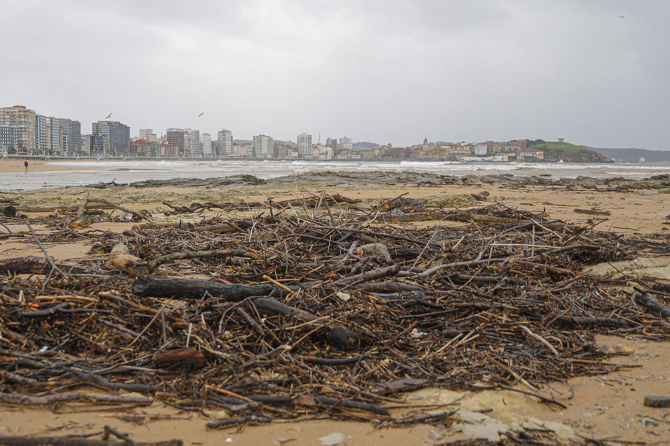 Fuertes rachas de viento en el litoral, lluvias persistentes y nevadas en la cordillera fueron algunos de los fenónemos dejados por el temporal en Asturias. El 'Dora' también provocó argayos, cortes de carreteras e inundaciones.