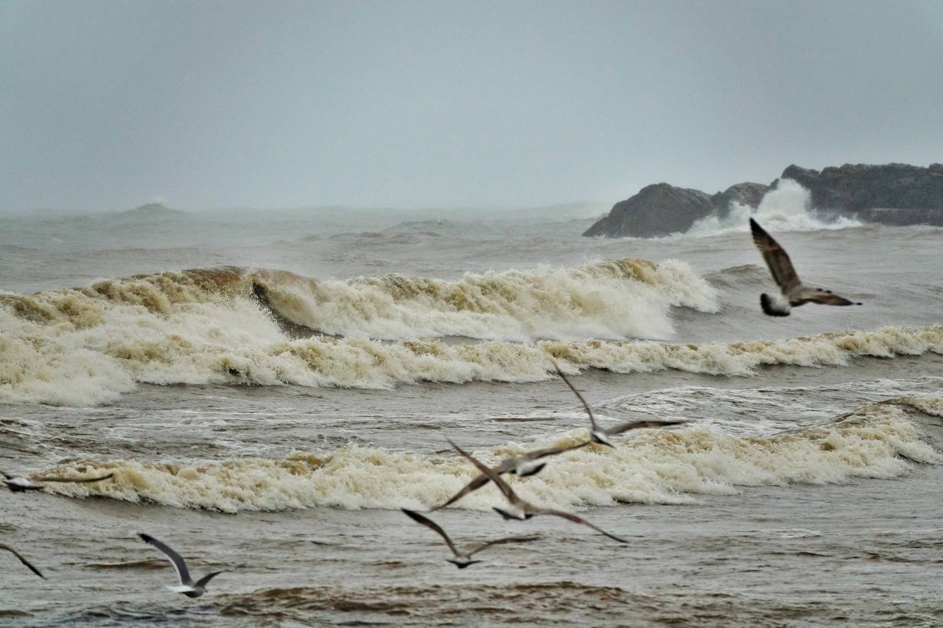 Fuertes rachas de viento en el litoral, lluvias persistentes y nevadas en la cordillera fueron algunos de los fenónemos dejados por el temporal en Asturias. El 'Dora' también provocó argayos, cortes de carreteras e inundaciones.