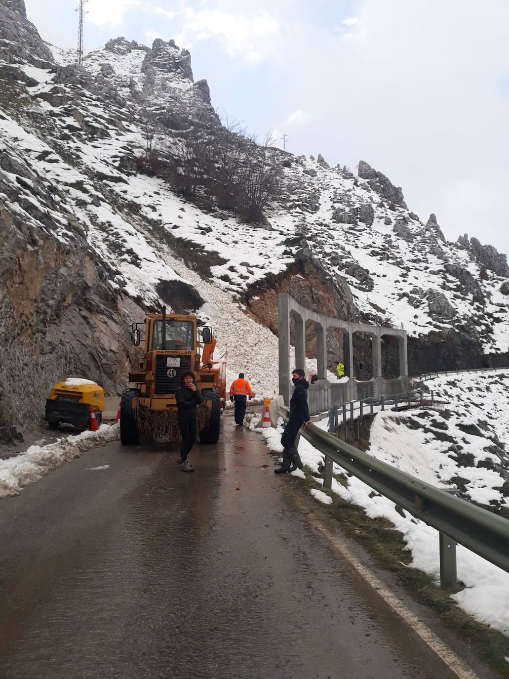 Fuertes rachas de viento en el litoral, lluvias persistentes y nevadas en la cordillera fueron algunos de los fenónemos dejados por el temporal en Asturias. El 'Dora' también provocó argayos, cortes de carreteras e inundaciones.