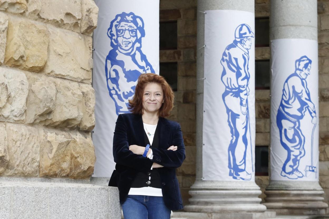 Diana Velásquez, en la Laboral, delante de su obra. 