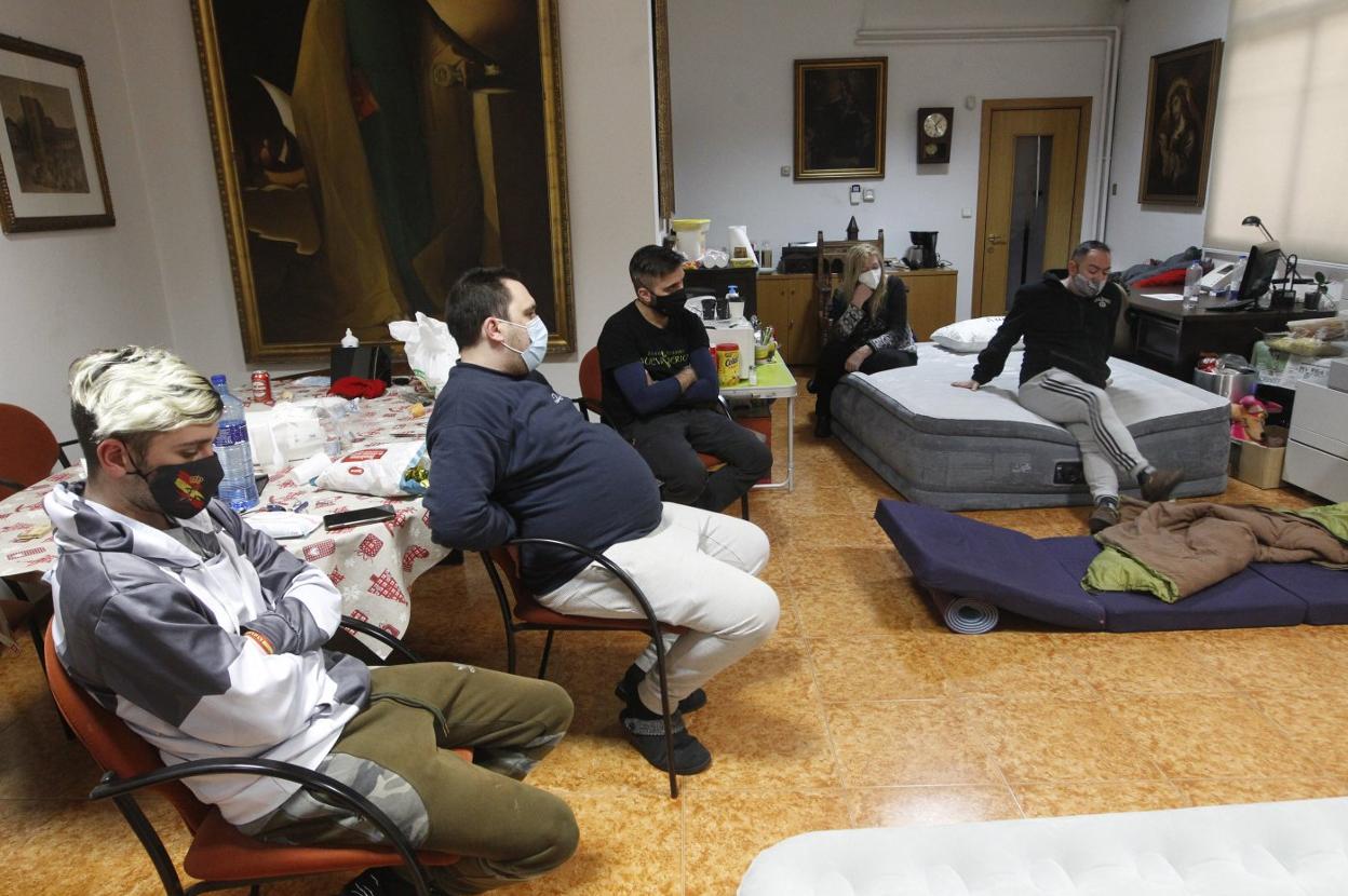 Los cinco hosteleros encerrados en la iglesia de San Pedro conversan durante su cuarto día de protesta. 