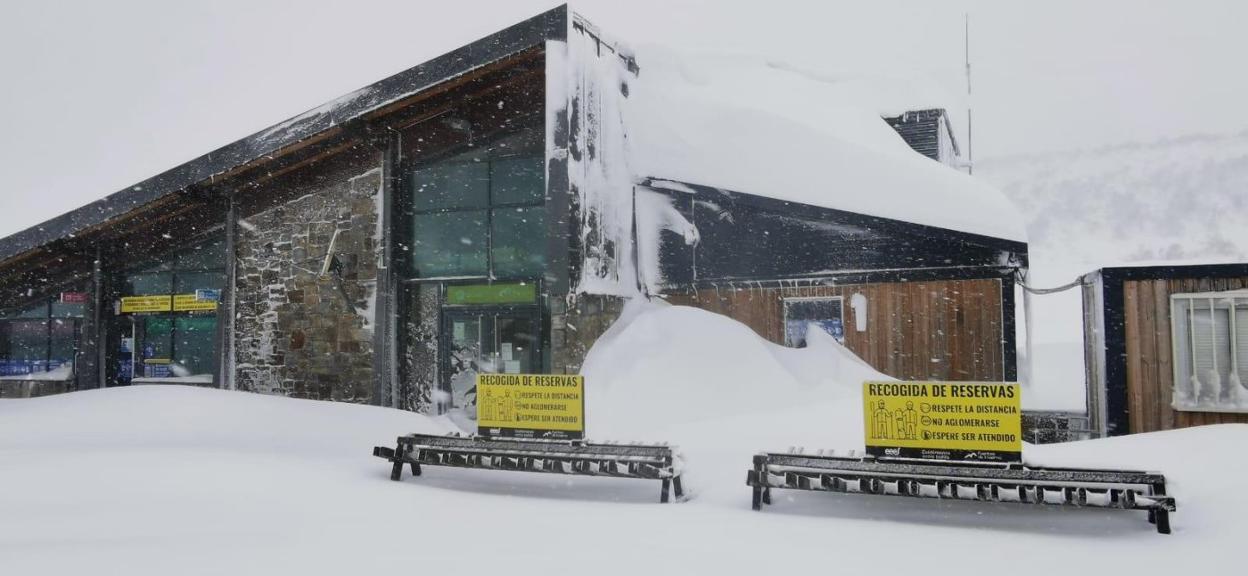 Nieve en la estación de Fuentes de Invierno. 