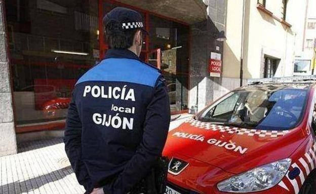 Detenido en Gijón tras colisionar contra dos vehículos y superar la tasa de alcohol