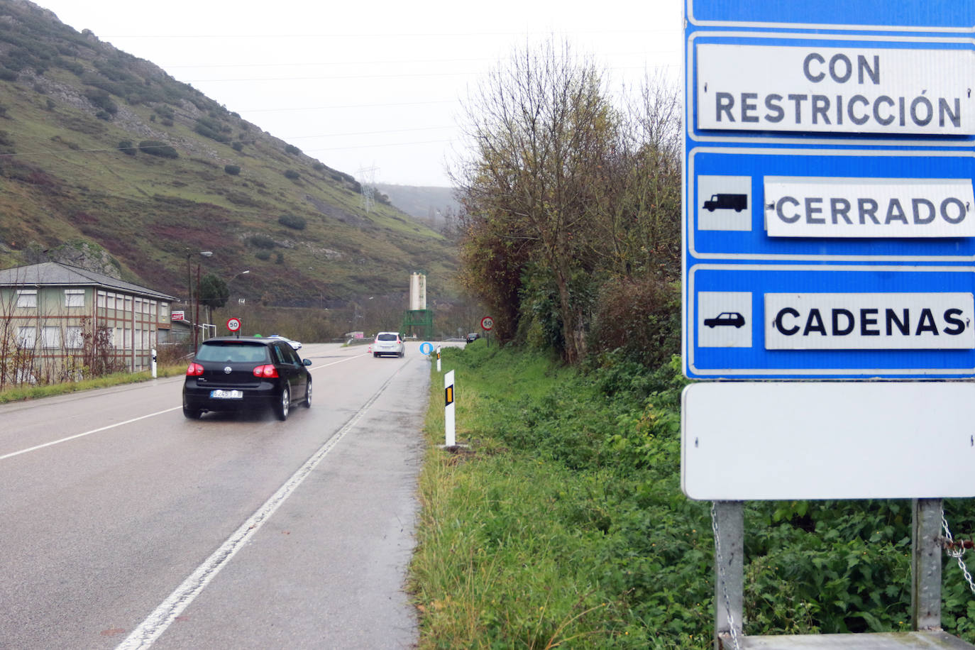 El paso de las borrascas 'Dora' y 'Ernest' ha dejado una situación «realmente complicada» en las carreteras de Asturias, en palabras del consejero de Cohesión Territorial, Alejandro Calvo. La nieve y, sobre todo, los desprendimientos y crecidas de ríos han obligado a movilizar efectivos para evitar la incomunicación de los pueblos más afectados.