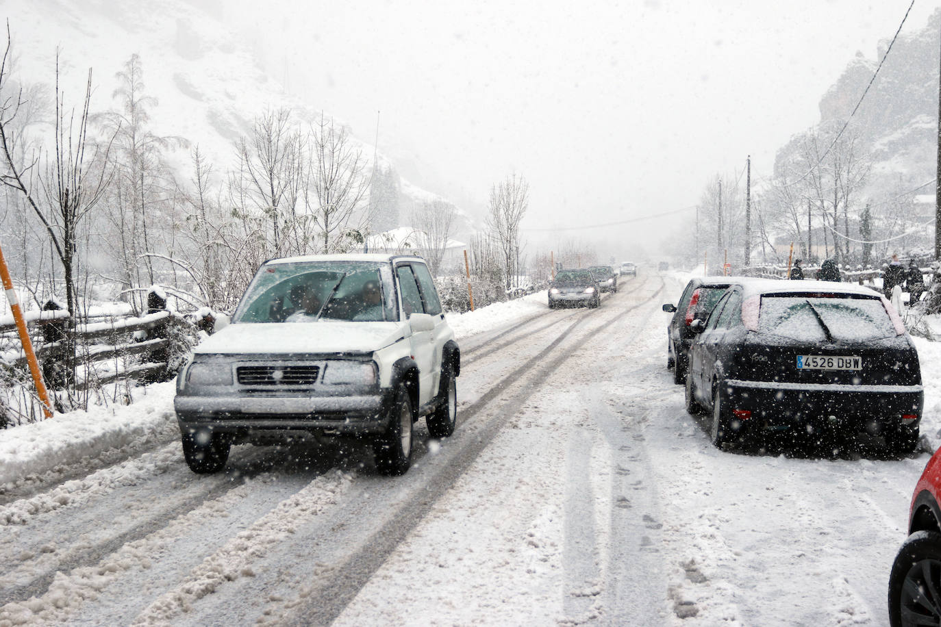 El paso de las borrascas 'Dora' y 'Ernest' ha dejado una situación «realmente complicada» en las carreteras de Asturias, en palabras del consejero de Cohesión Territorial, Alejandro Calvo. La nieve y, sobre todo, los desprendimientos y crecidas de ríos han obligado a movilizar efectivos para evitar la incomunicación de los pueblos más afectados.