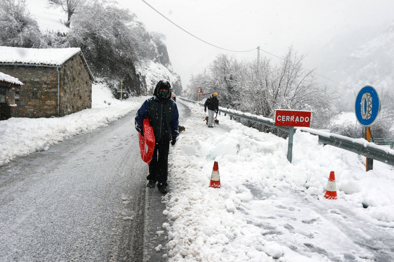 El paso de las borrascas 'Dora' y 'Ernest' ha dejado una situación «realmente complicada» en las carreteras de Asturias, en palabras del consejero de Cohesión Territorial, Alejandro Calvo. La nieve y, sobre todo, los desprendimientos y crecidas de ríos han obligado a movilizar efectivos para evitar la incomunicación de los pueblos más afectados.