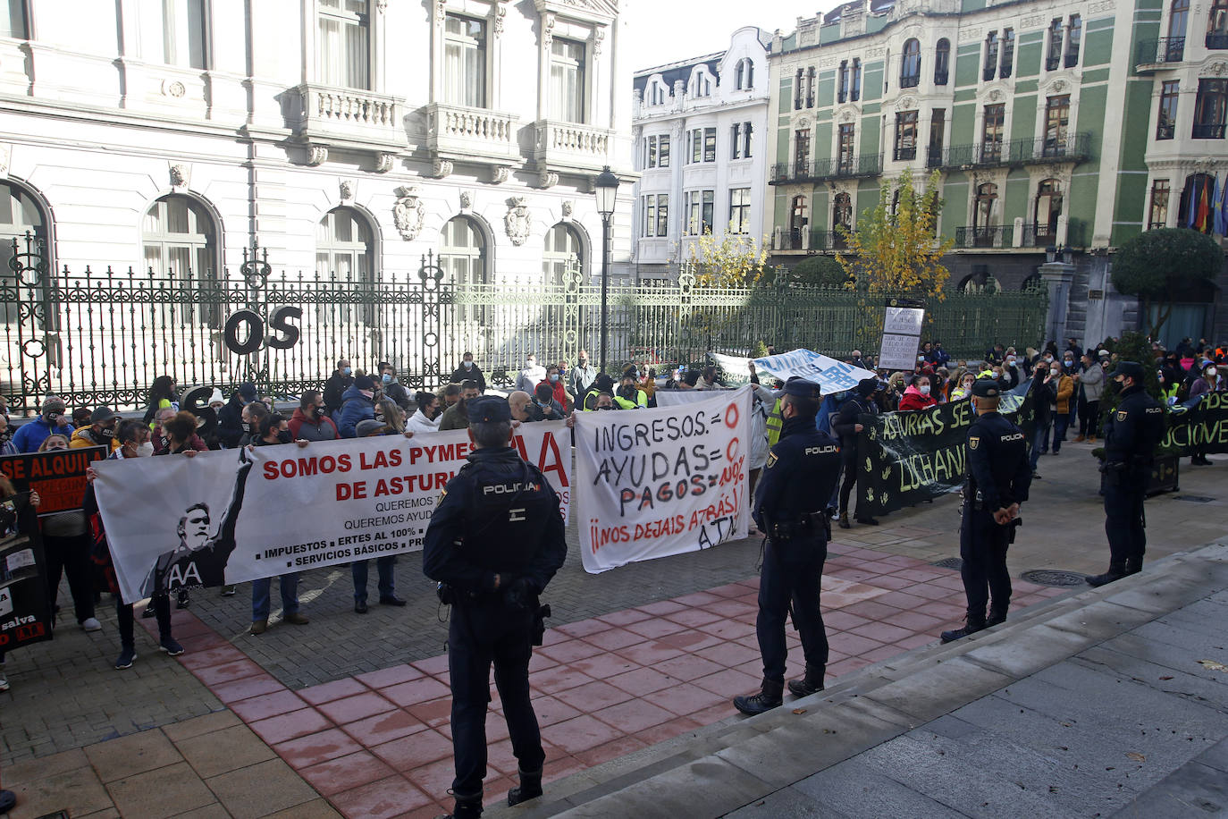 Más de doscientos empresarios de toda la región exigen ante la Junta la «reapertura viable» de los locales y no «un nuevo cierre encubierto»