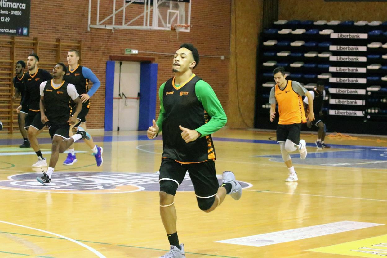 El escolta Elijah Brown durante un entrenamiento en Pumarín. 