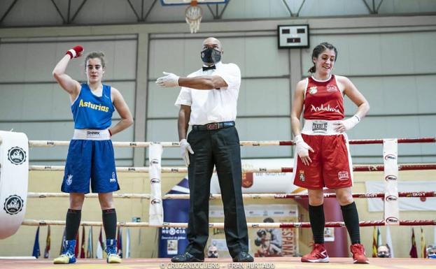 Imagen principal - Arriba, Laura levanta el brazo victoriosa en uno de sus combates | Abajo, Laura, con los entrenadores Pedro y Meré