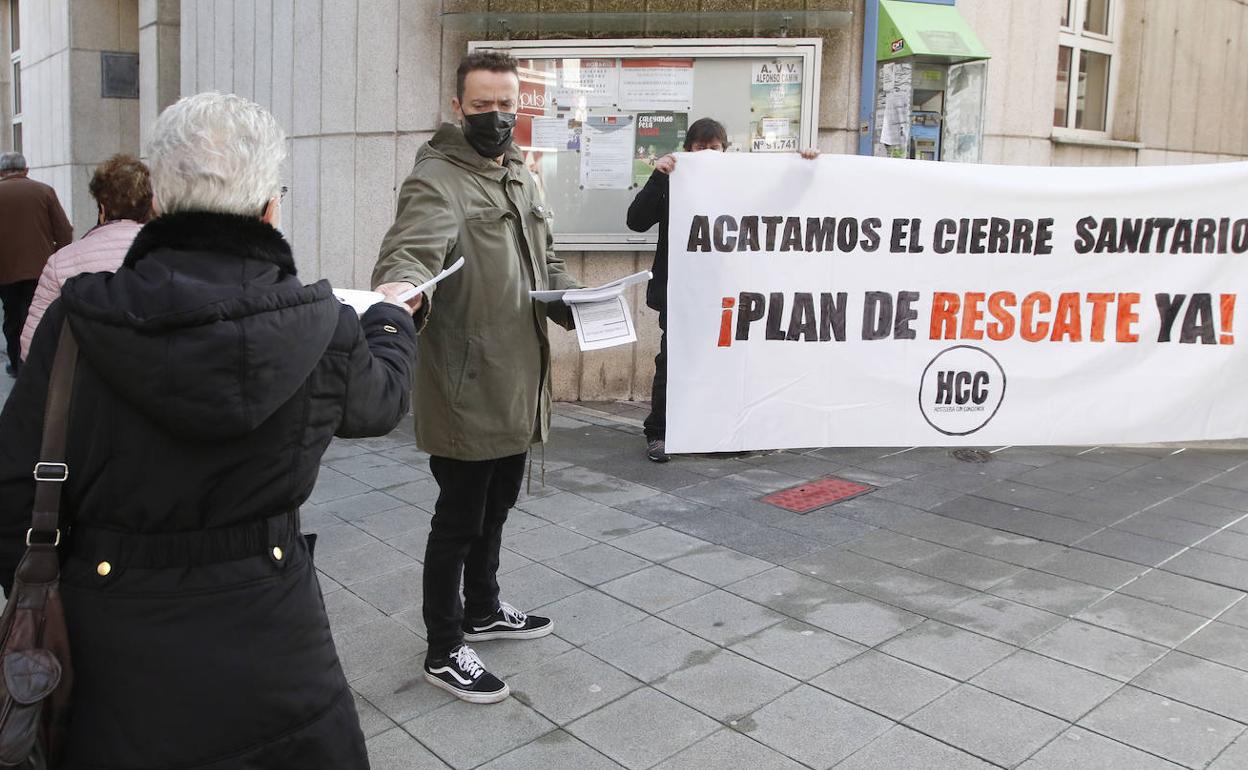 Acción de los hosteleros de Gijón, este miércoles.