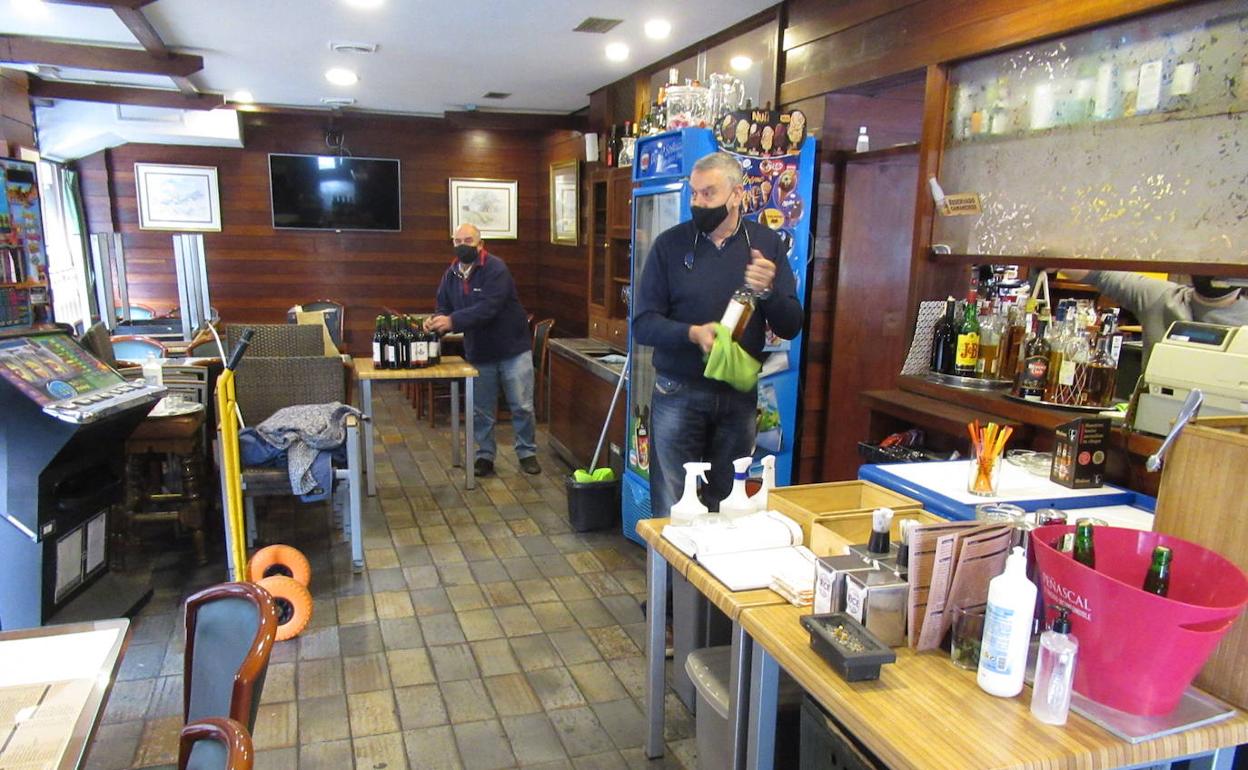 El personal de la cafetería Rice en Villaviciosa preparaba el establecimiento este miércoles a la espera de la reapertura anunciada por el Ejecutivo asturiano.