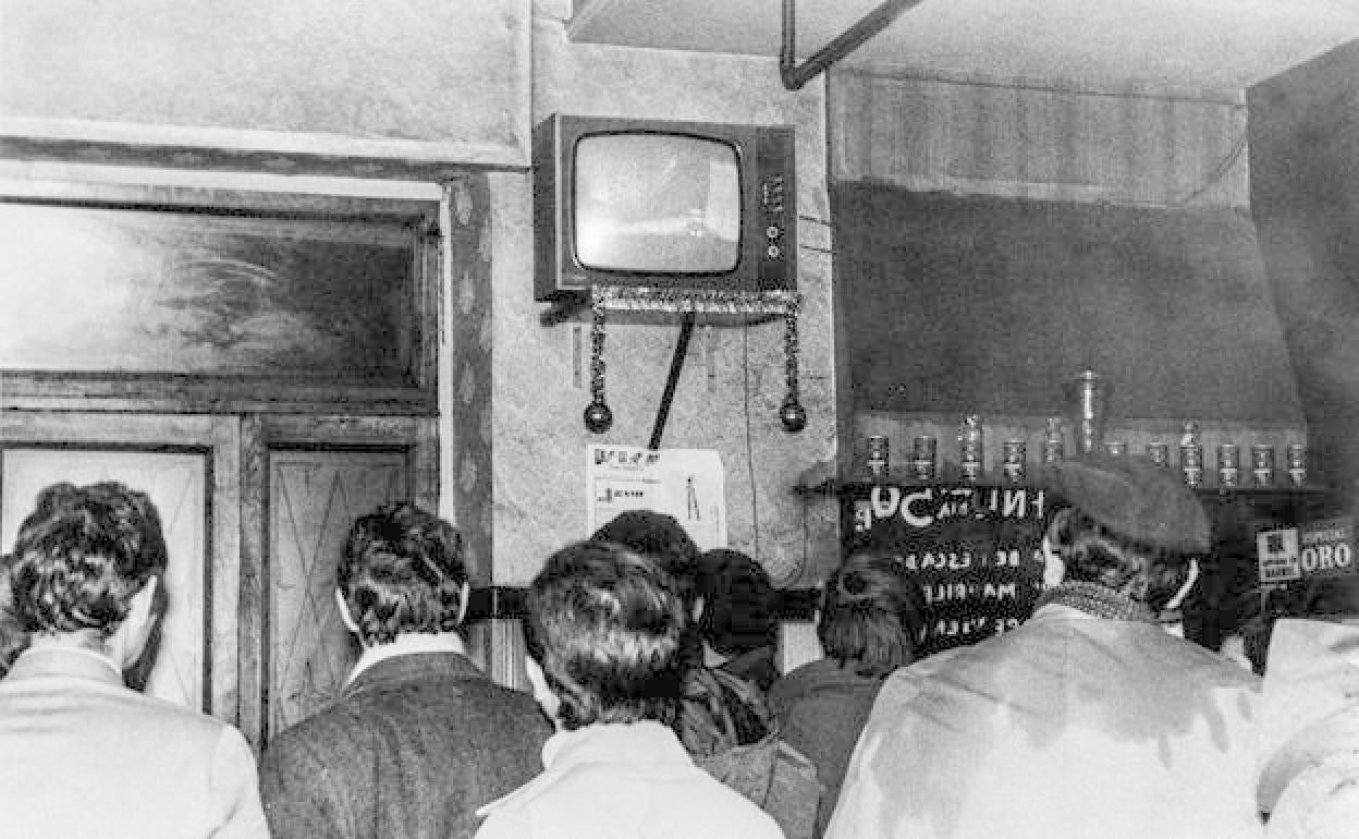 Varias personas siguen la noticia de la conmutación de la sentencia.