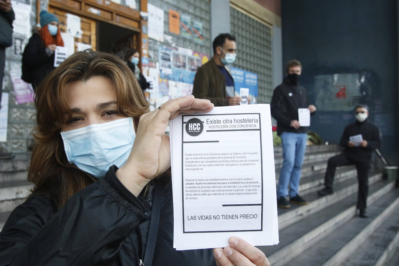 La asociación Hostelería con Conciencia ha desarrollado una nueva acción por las calles de Gijón para trasladar a la ciudadanía su situación ante el cierre impuesto por la pandemia de coronavirus.