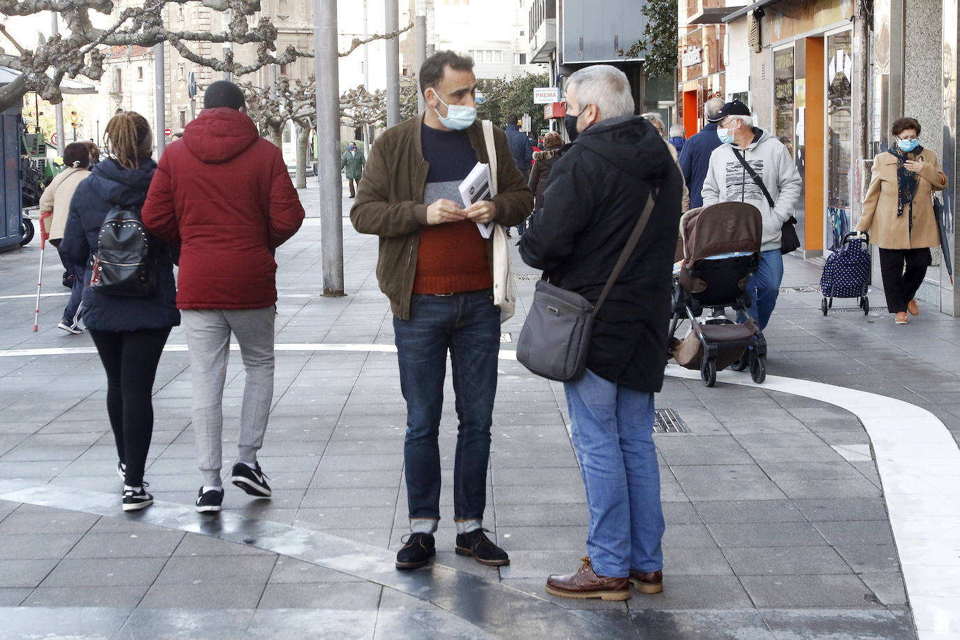 La asociación Hostelería con Conciencia ha desarrollado una nueva acción por las calles de Gijón para trasladar a la ciudadanía su situación ante el cierre impuesto por la pandemia de coronavirus.