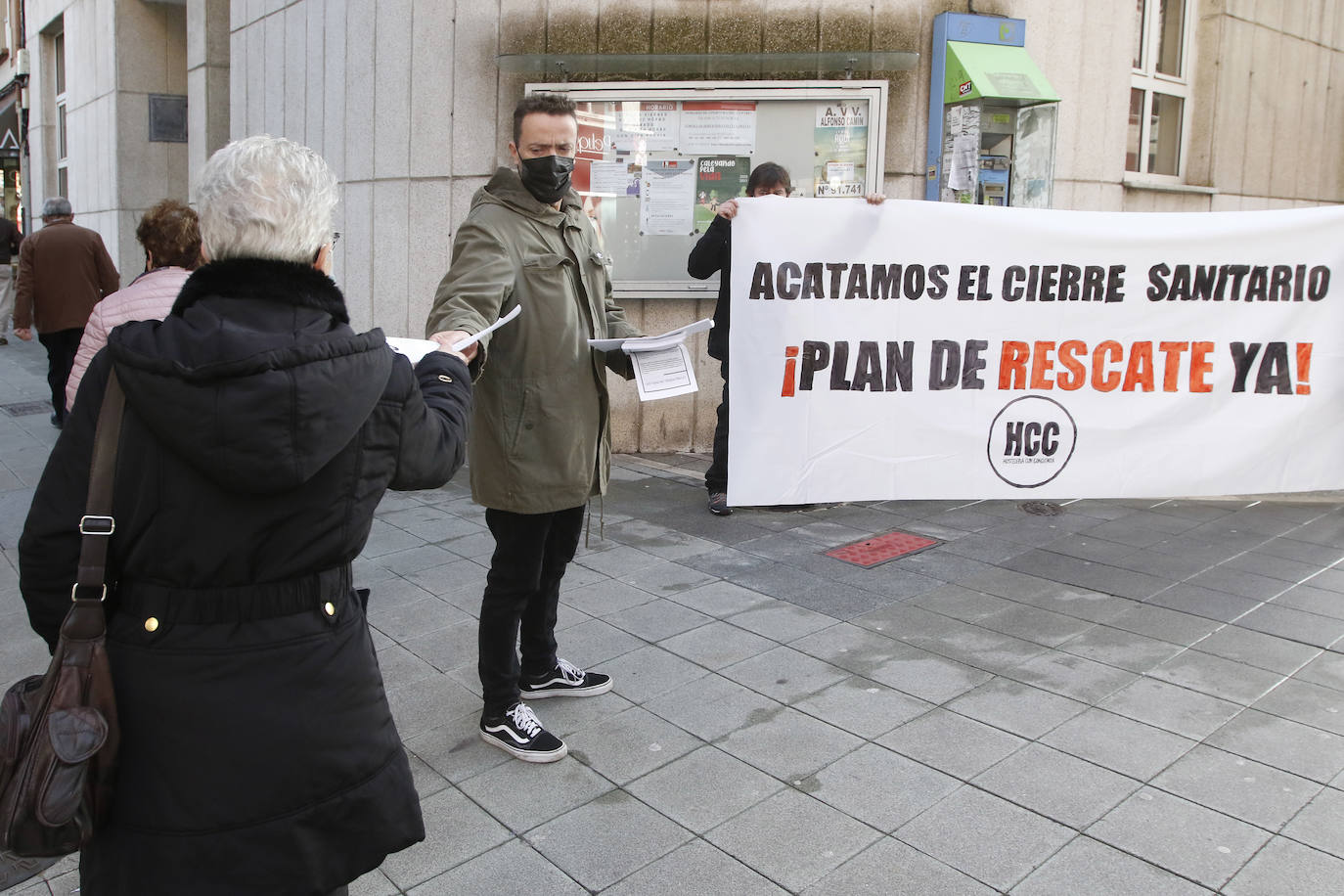 La asociación Hostelería con Conciencia ha desarrollado una nueva acción por las calles de Gijón para trasladar a la ciudadanía su situación ante el cierre impuesto por la pandemia de coronavirus.