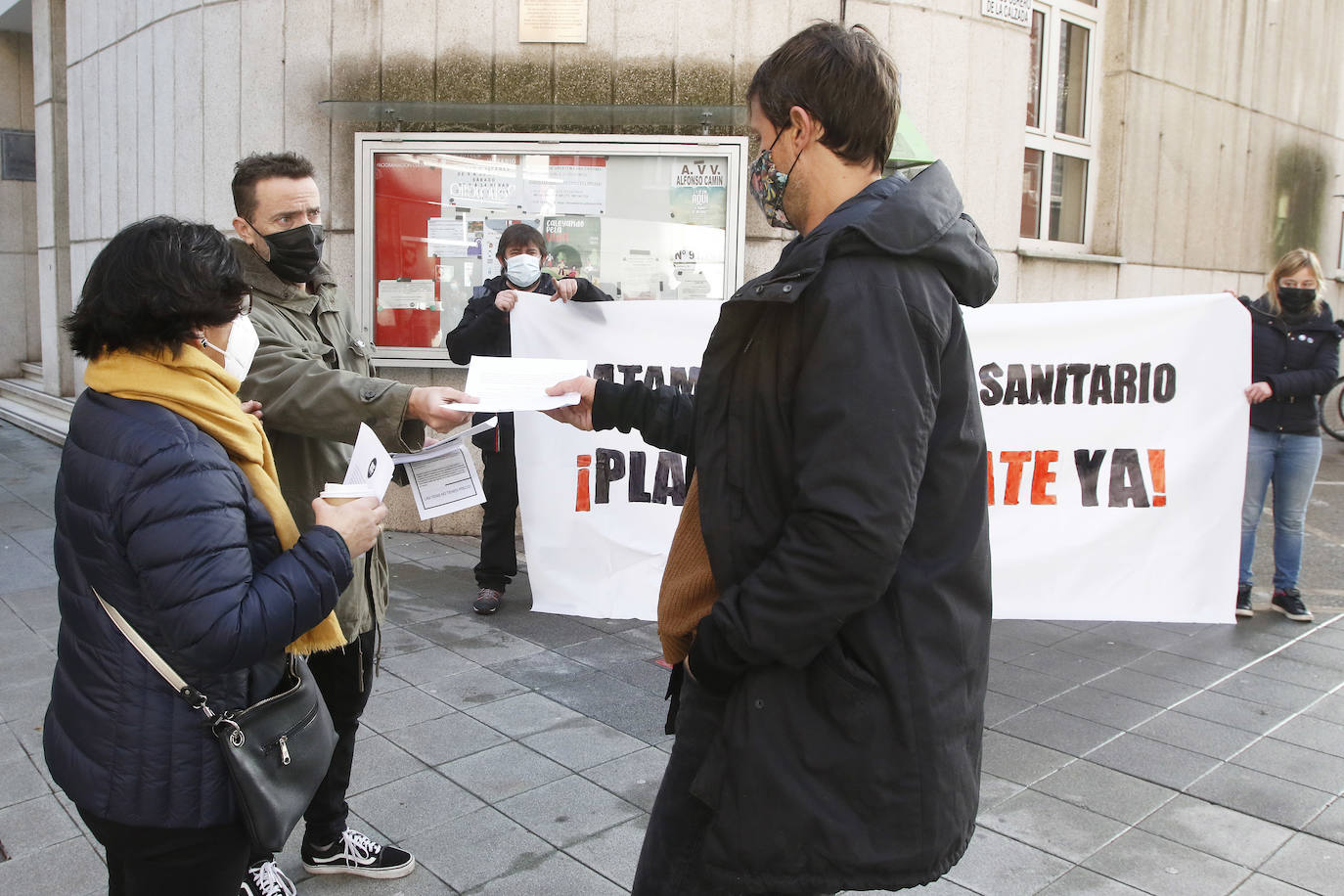 La asociación Hostelería con Conciencia ha desarrollado una nueva acción por las calles de Gijón para trasladar a la ciudadanía su situación ante el cierre impuesto por la pandemia de coronavirus.