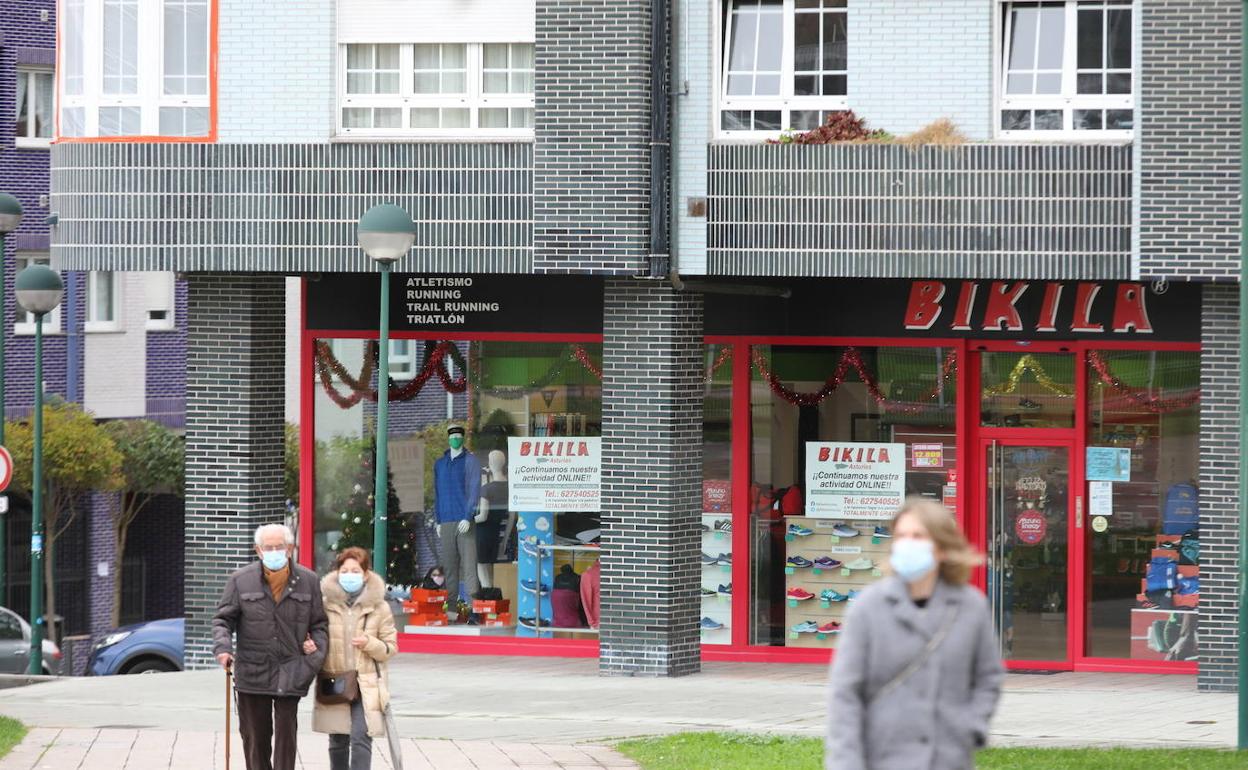 Los fallecidos son el padre y las hermanas de la dueña de la tienda Bikila de material deportivo, ubicada en la calle José Cueto. 