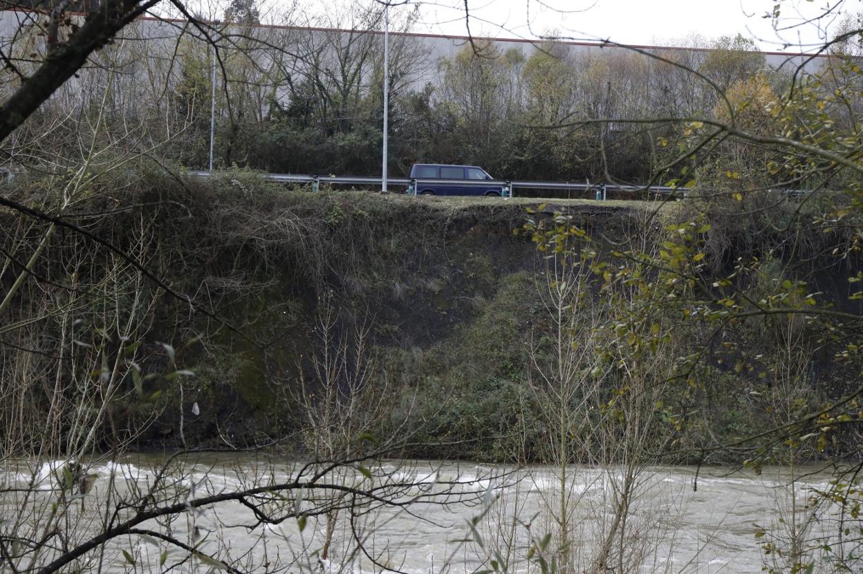 Estado actual del talud en el corredor del Nalón en El Entrego, a la altura del MUMI. 