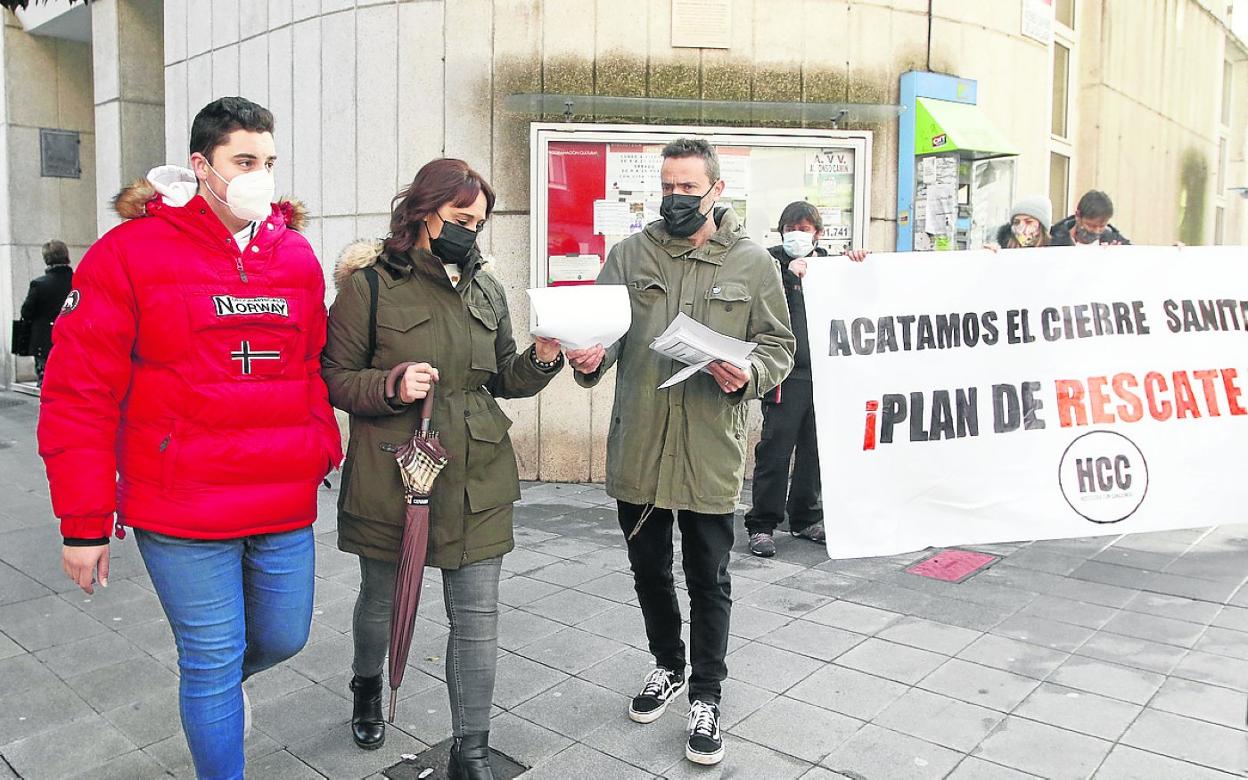 Los miembros de Hostelería con Conciencia recorrieron los barrios para informar a los vecinos. 