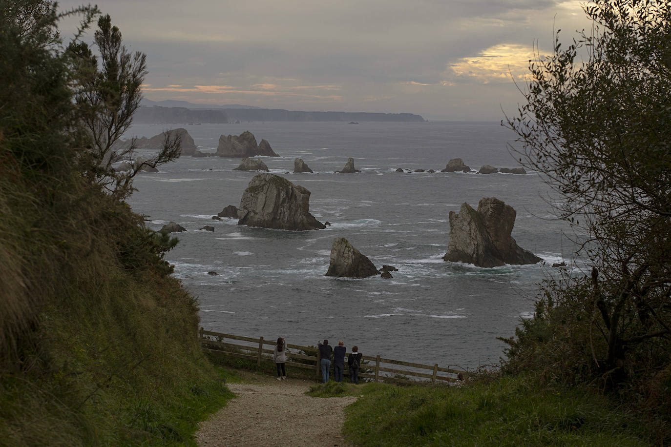 El paisaje de Asturias nos deja espectaculares estampas al atardecer. Son auténticas imagenes de postal que muestran la belleza y el colorido de la región.