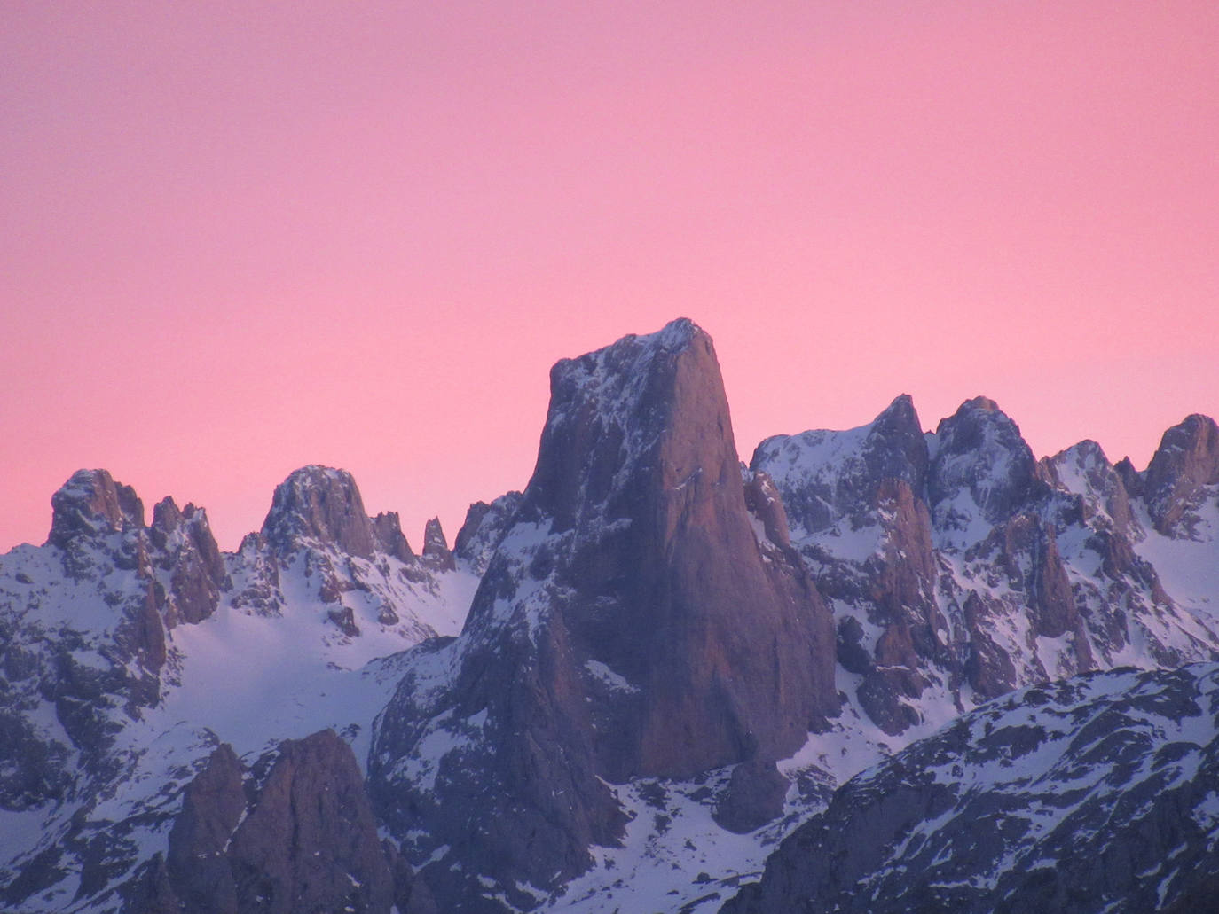 El paisaje de Asturias nos deja espectaculares estampas al atardecer. Son auténticas imagenes de postal que muestran la belleza y el colorido de la región.