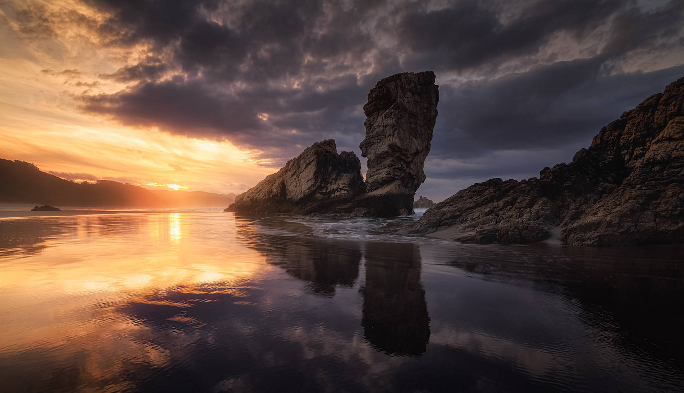 El paisaje de Asturias nos deja espectaculares estampas al atardecer. Son auténticas imagenes de postal que muestran la belleza y el colorido de la región.