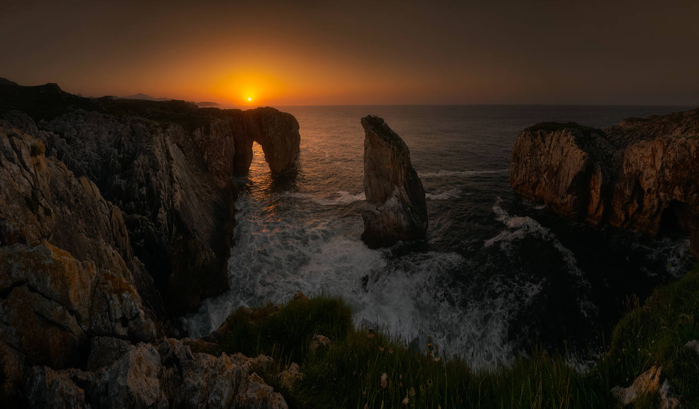 El paisaje de Asturias nos deja espectaculares estampas al atardecer. Son auténticas imagenes de postal que muestran la belleza y el colorido de la región.