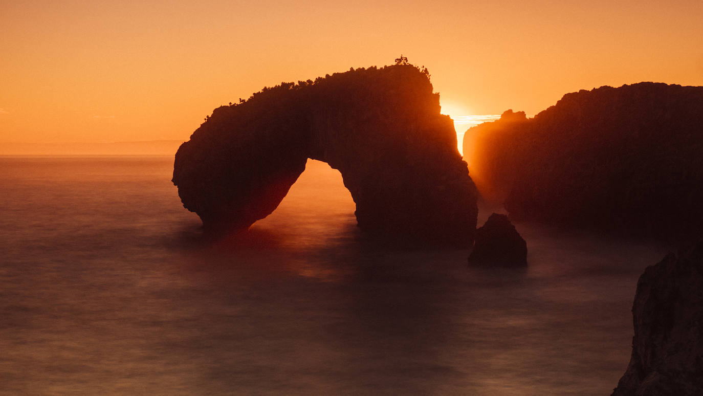 El paisaje de Asturias nos deja espectaculares estampas al atardecer. Son auténticas imagenes de postal que muestran la belleza y el colorido de la región.